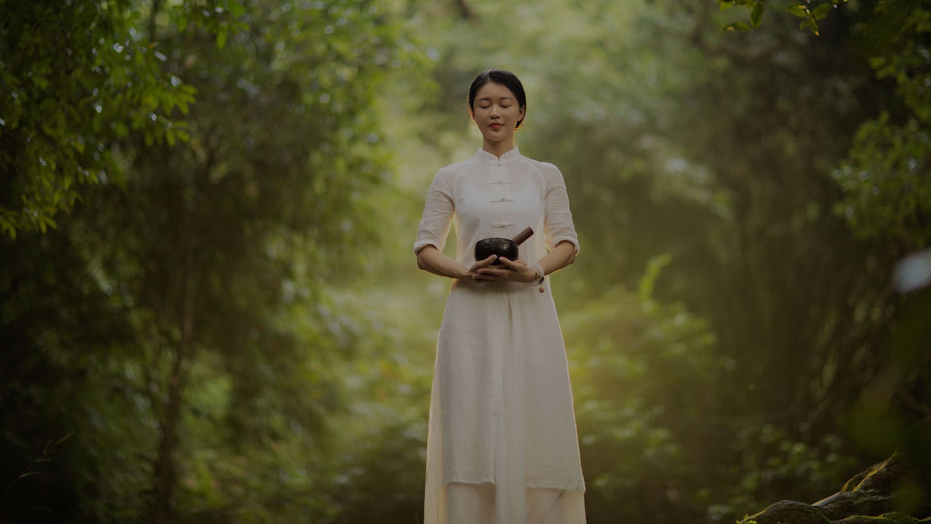 femme dans la foret avec un bol tibétain. Le métal dans les 5 éléments chinois